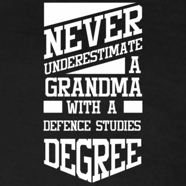 Abschluss Poloshirt - Eine Oma mit einem Abschluss in Verteidigungswissenschaften