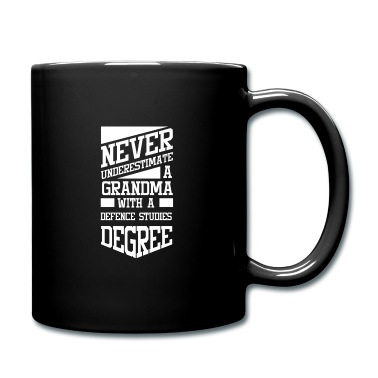 Abschluss Tasse - Eine Oma mit einem Abschluss in Verteidigungswissenschaften