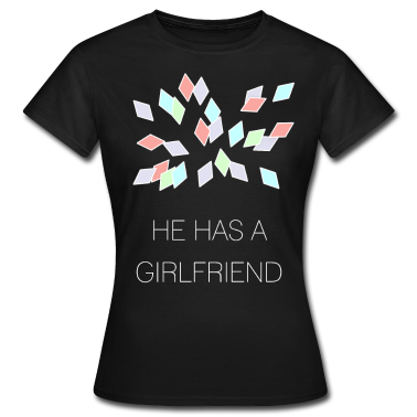 Geschenk Freundin Geburtstag T-Shirt - er hat eine Freundin